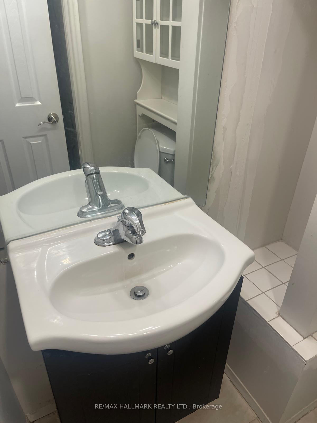 Photo 12 of Unit LOWER, 61 Aurora Heights Drive, Aurora, Aurora Heights — HOMEH