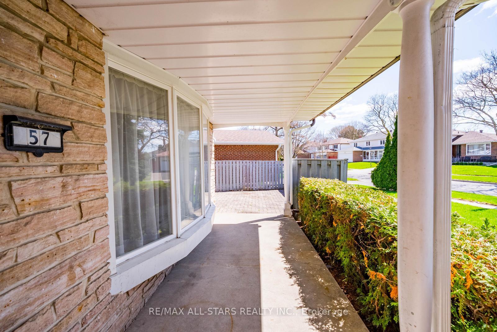 Photo 5 of 57 Gloxinia Crescent, Scarborough, L'Amoreaux — HOMEH