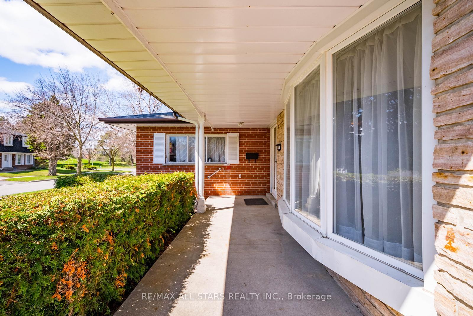 Photo 6 of 57 Gloxinia Crescent, Scarborough, L'Amoreaux — HOMEH