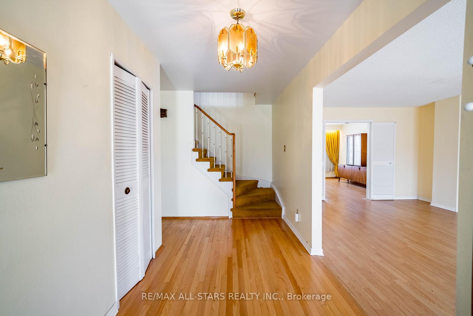 Photo 8 of 57 Gloxinia Crescent, Scarborough, L'Amoreaux — HOMEH