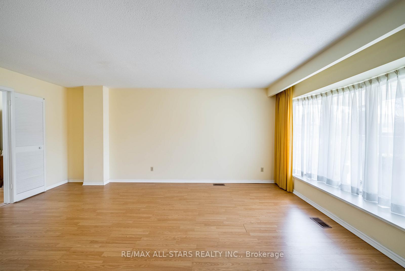 Photo 9 of 57 Gloxinia Crescent, Scarborough, L'Amoreaux — HOMEH
