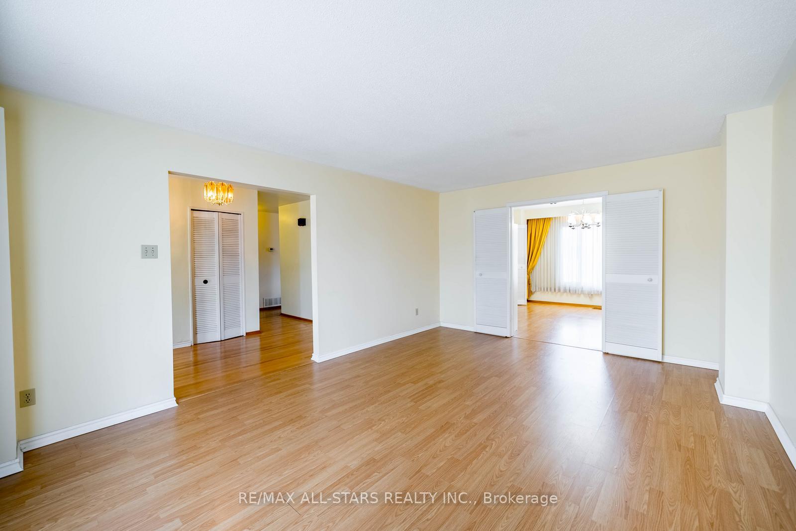 Photo 10 of 57 Gloxinia Crescent, Scarborough, L'Amoreaux — HOMEH