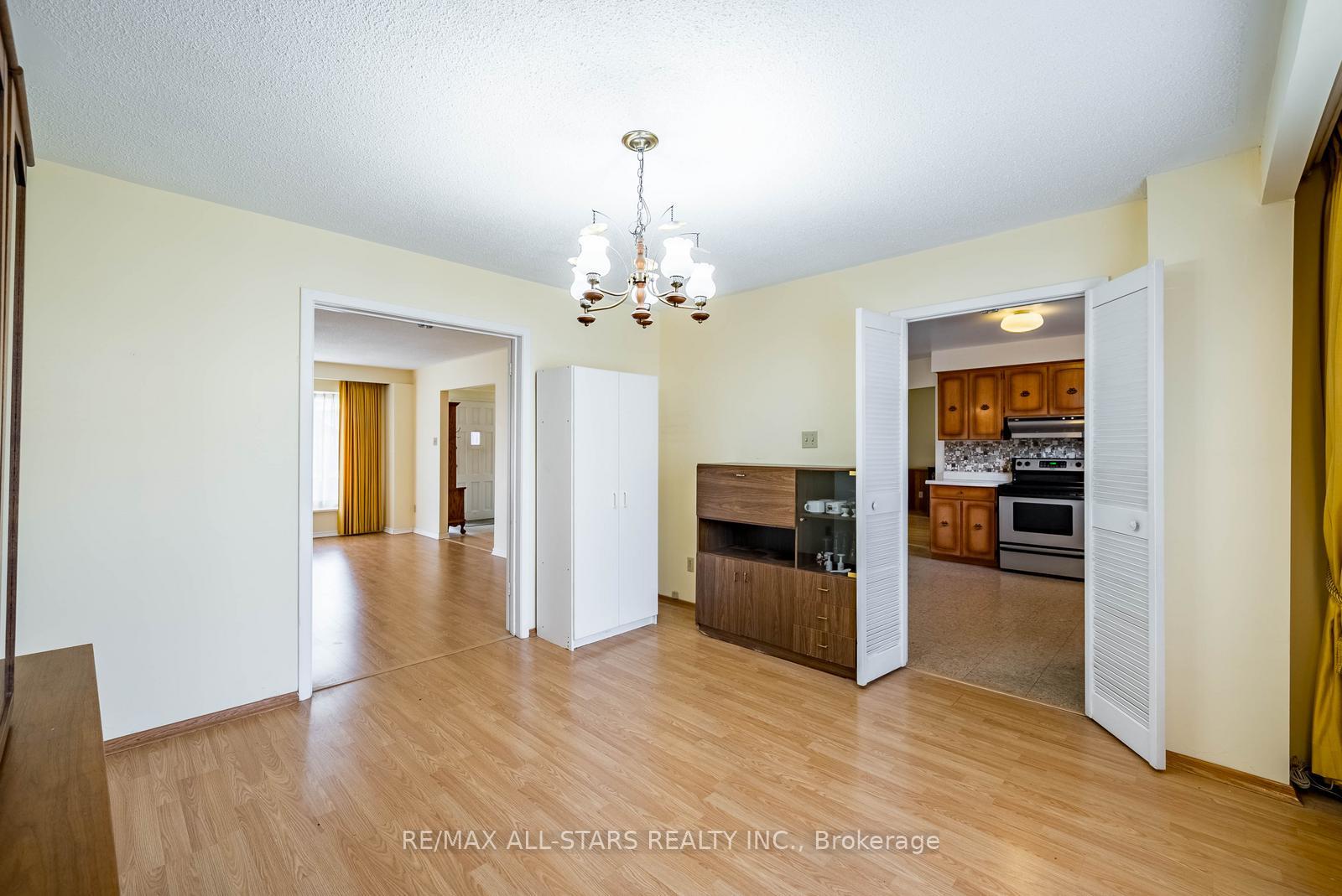 Photo 11 of 57 Gloxinia Crescent, Scarborough, L'Amoreaux — HOMEH