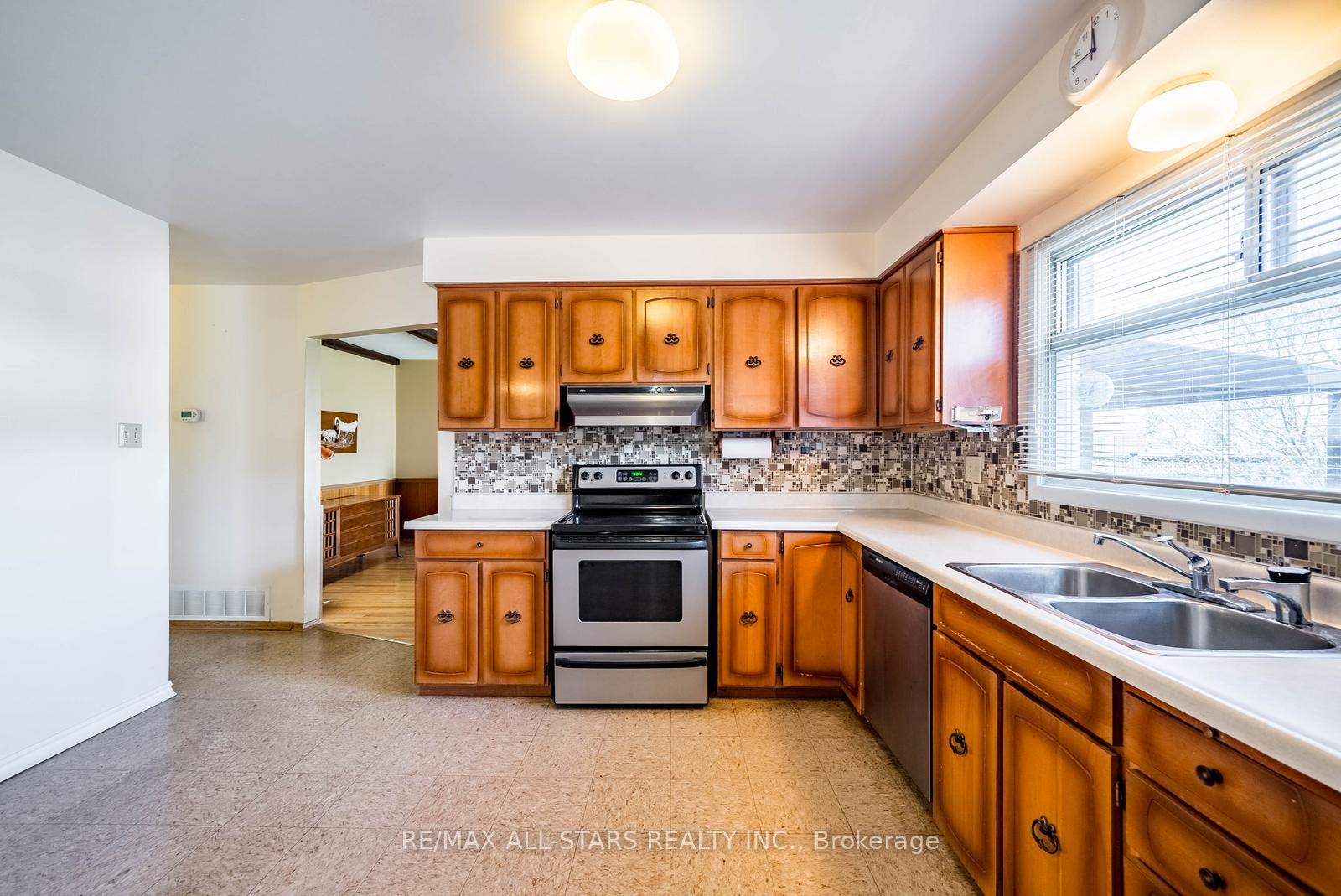 Photo 12 of 57 Gloxinia Crescent, Scarborough, L'Amoreaux — HOMEH