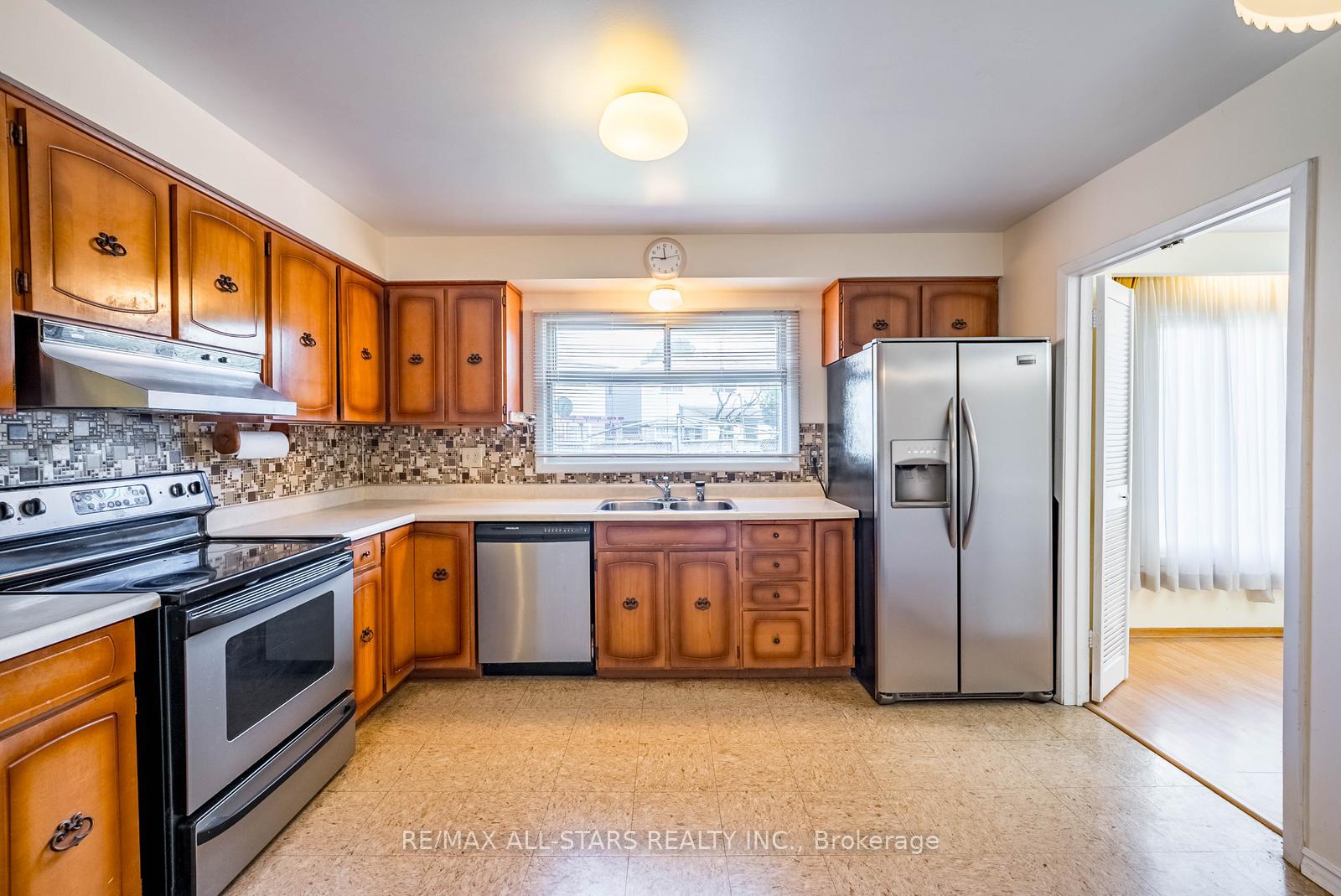 Photo 13 of 57 Gloxinia Crescent, Scarborough, L'Amoreaux — HOMEH
