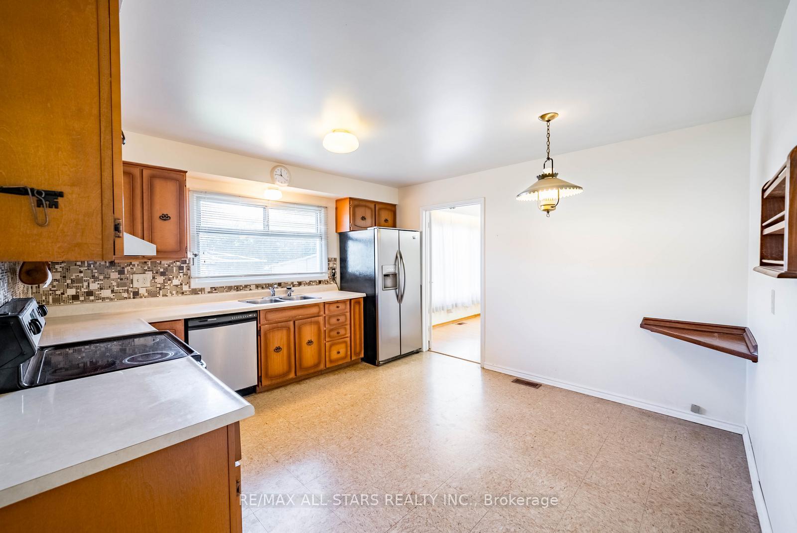 Photo 14 of 57 Gloxinia Crescent, Scarborough, L'Amoreaux — HOMEH