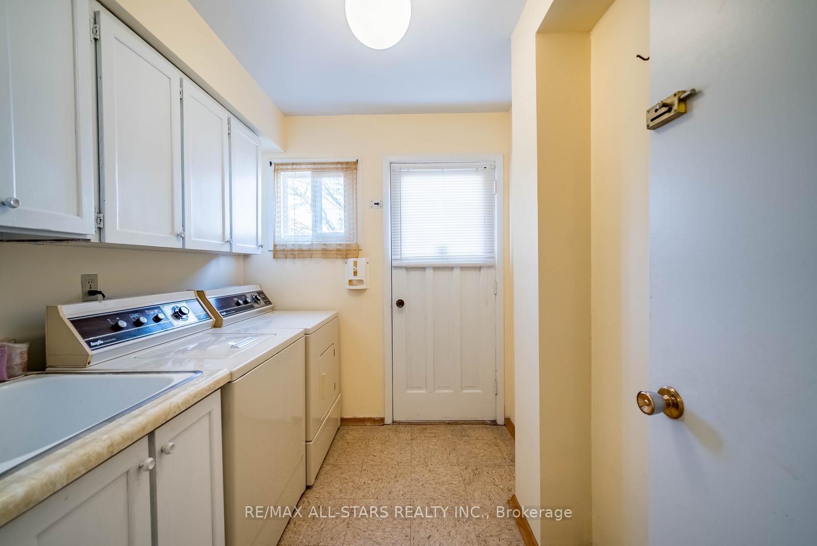 Photo 17 of 57 Gloxinia Crescent, Scarborough, L'Amoreaux — HOMEH