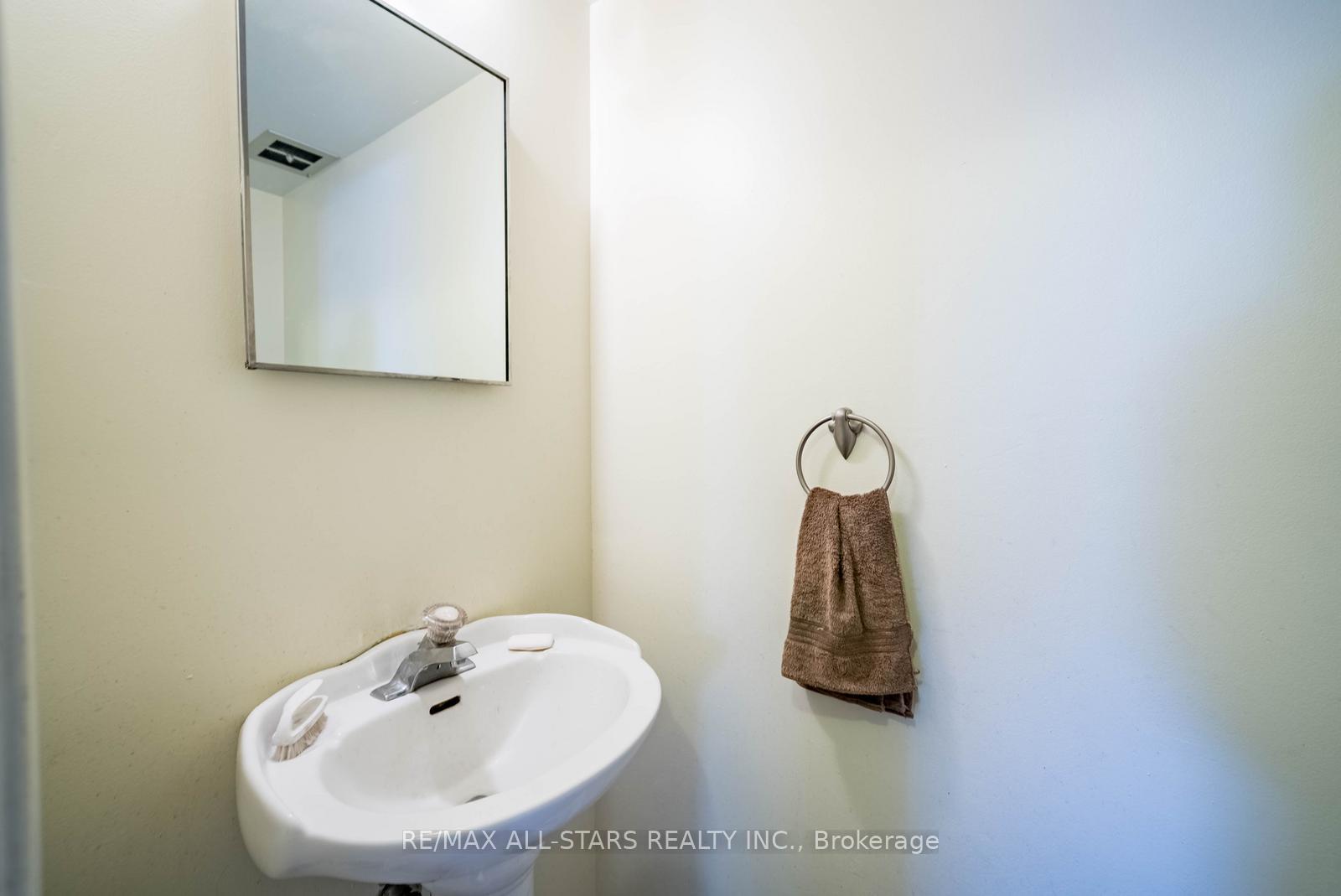 Photo 18 of 57 Gloxinia Crescent, Scarborough, L'Amoreaux — HOMEH
