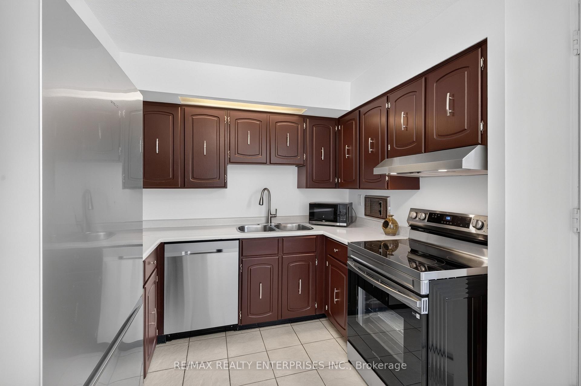 Photo 13 of Unit A49, 288 Mill Road, Etobicoke, Markland Wood — HOMEH