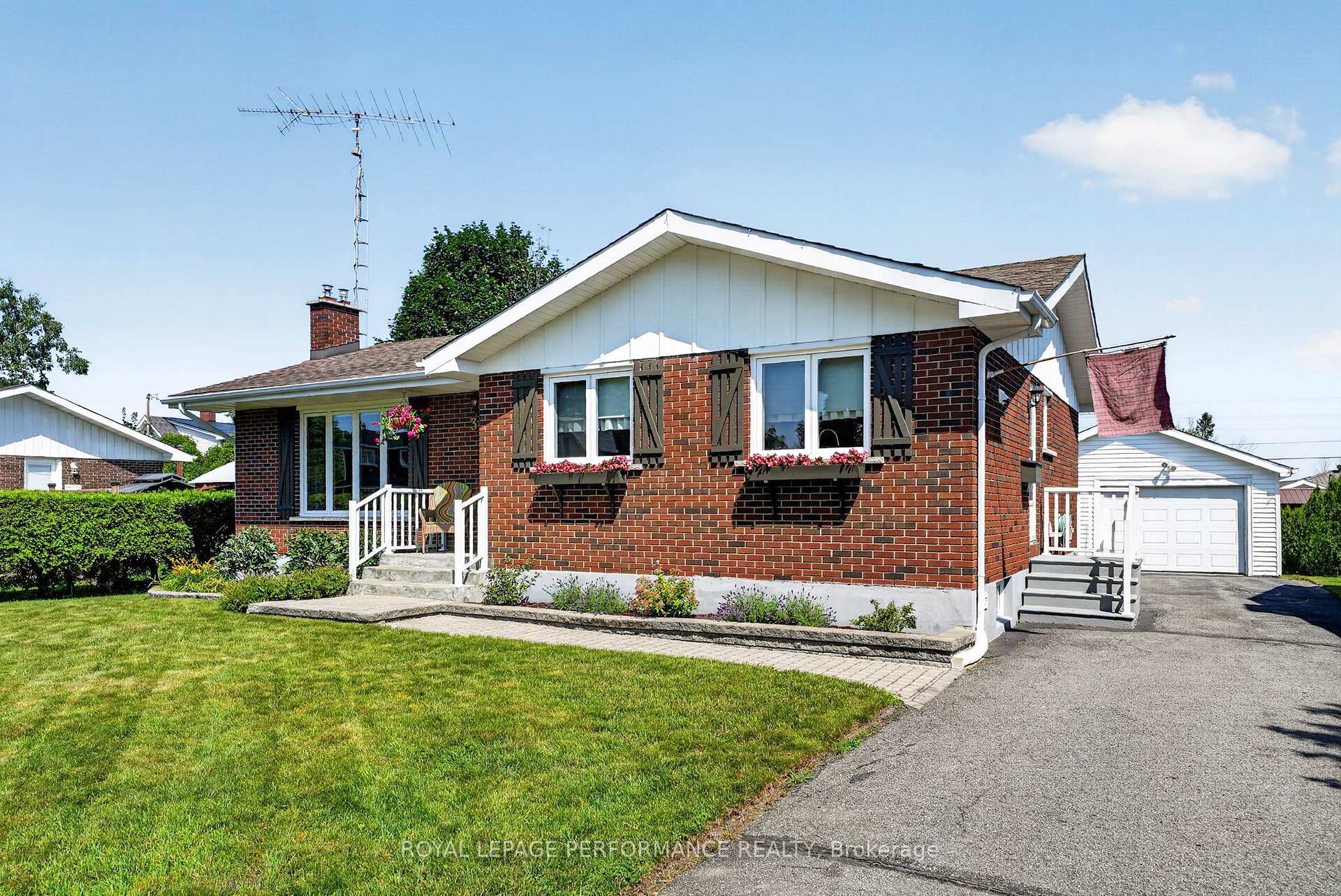 Front of 32 Frost Avenue N