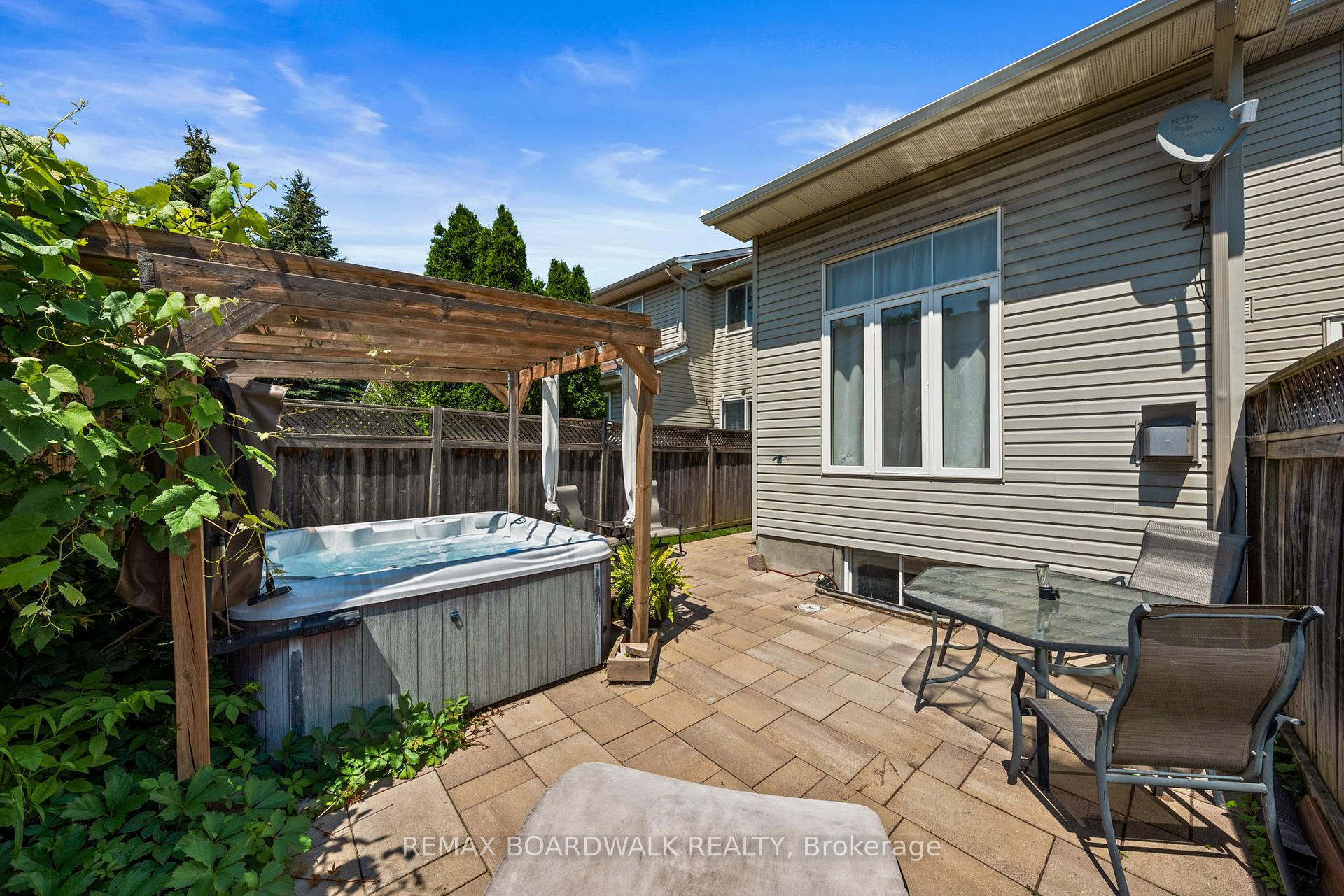 Photo 24 of 50 Gray Crescent, Ottawa, Kanata - Beaverbrook — HOMEH