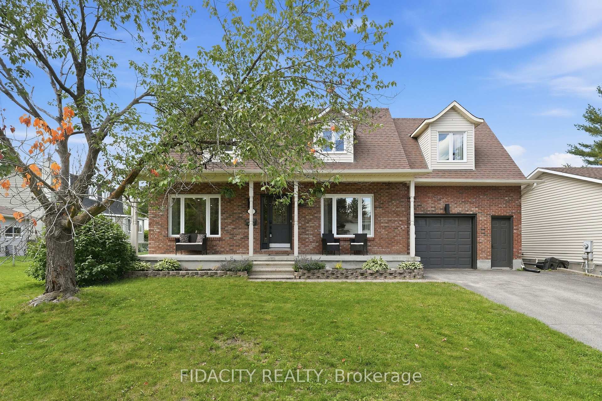 Photo 3 of 13 Poole Creek Crescent, Ottawa, Fringewood — HOMEH
