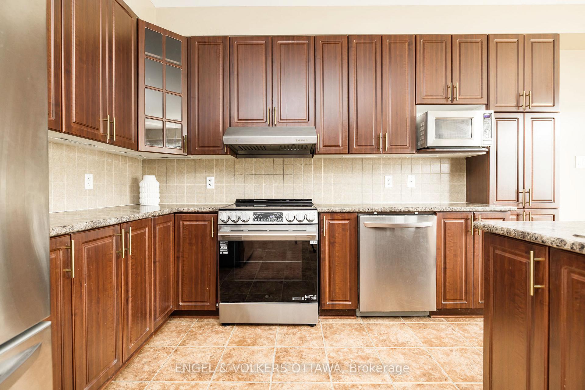 Photo 4 of 166 Macara Crescent, Ottawa, Kanata - Morgan's Grant/South March — HOMEH