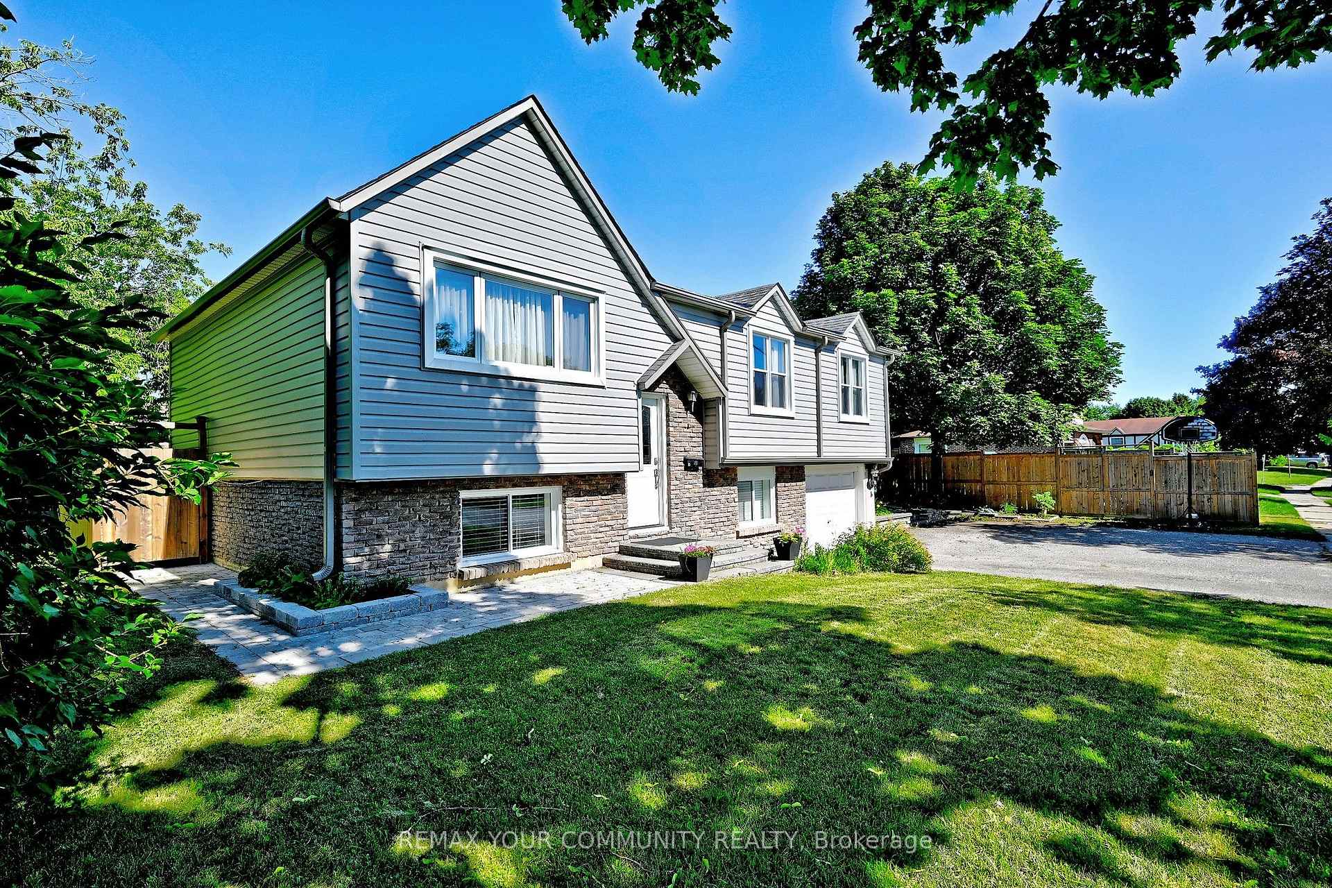 Photo 2 of 18 Harland Crescent, Ajax, South East — HOMEH