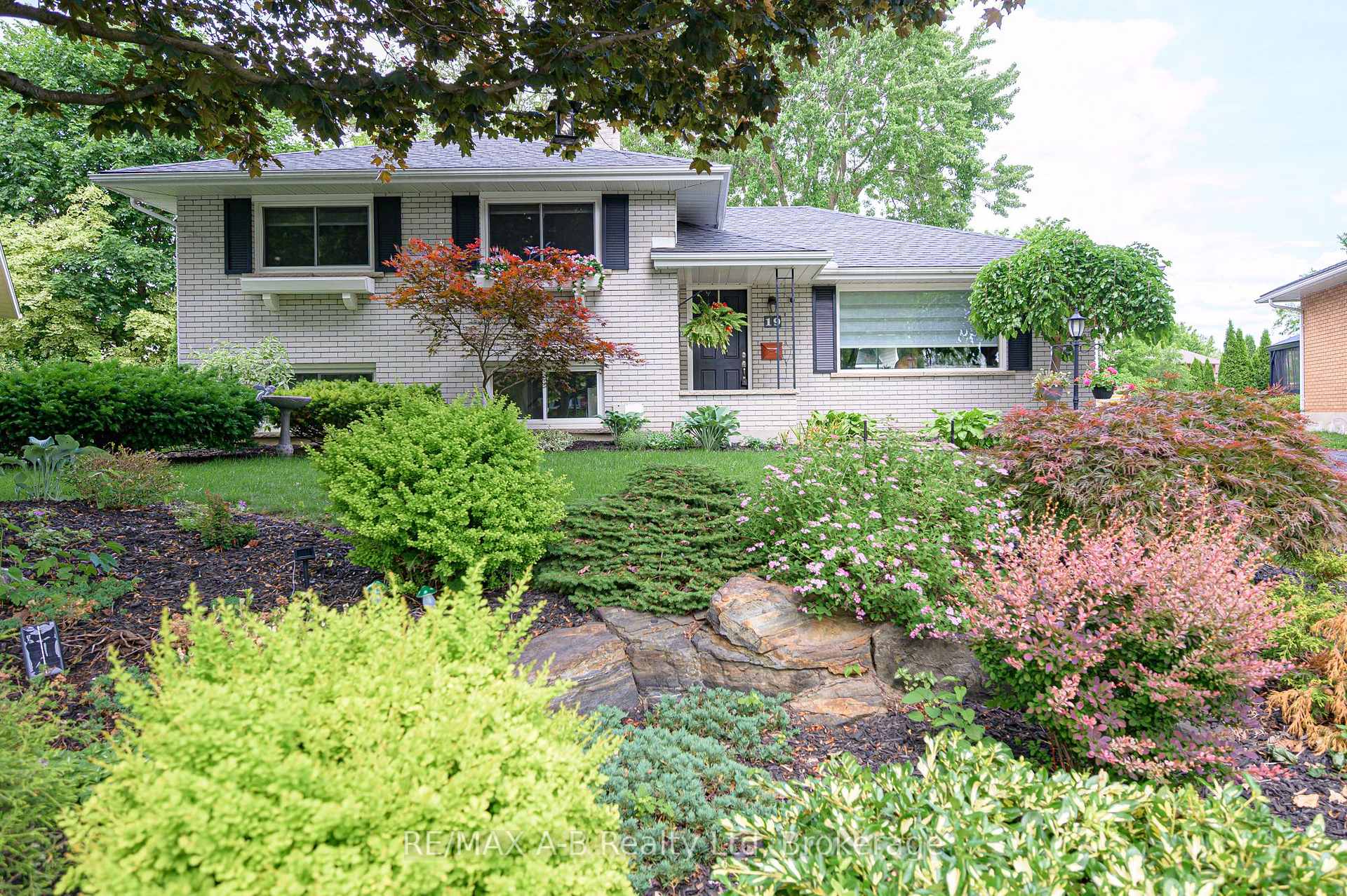 Photo 1 of 19 Linton Place, Kitchener, Stanley Park — HOMEH