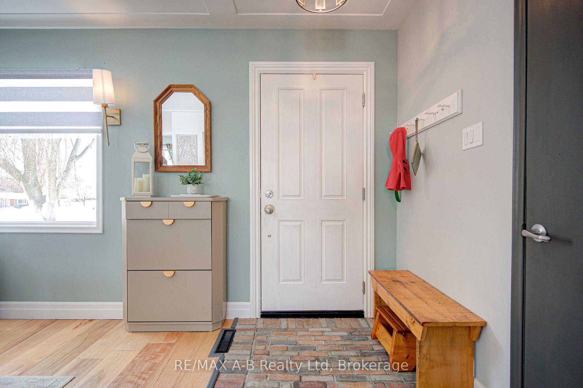 Photo 4 of 19 Linton Place, Kitchener, Stanley Park — HOMEH
