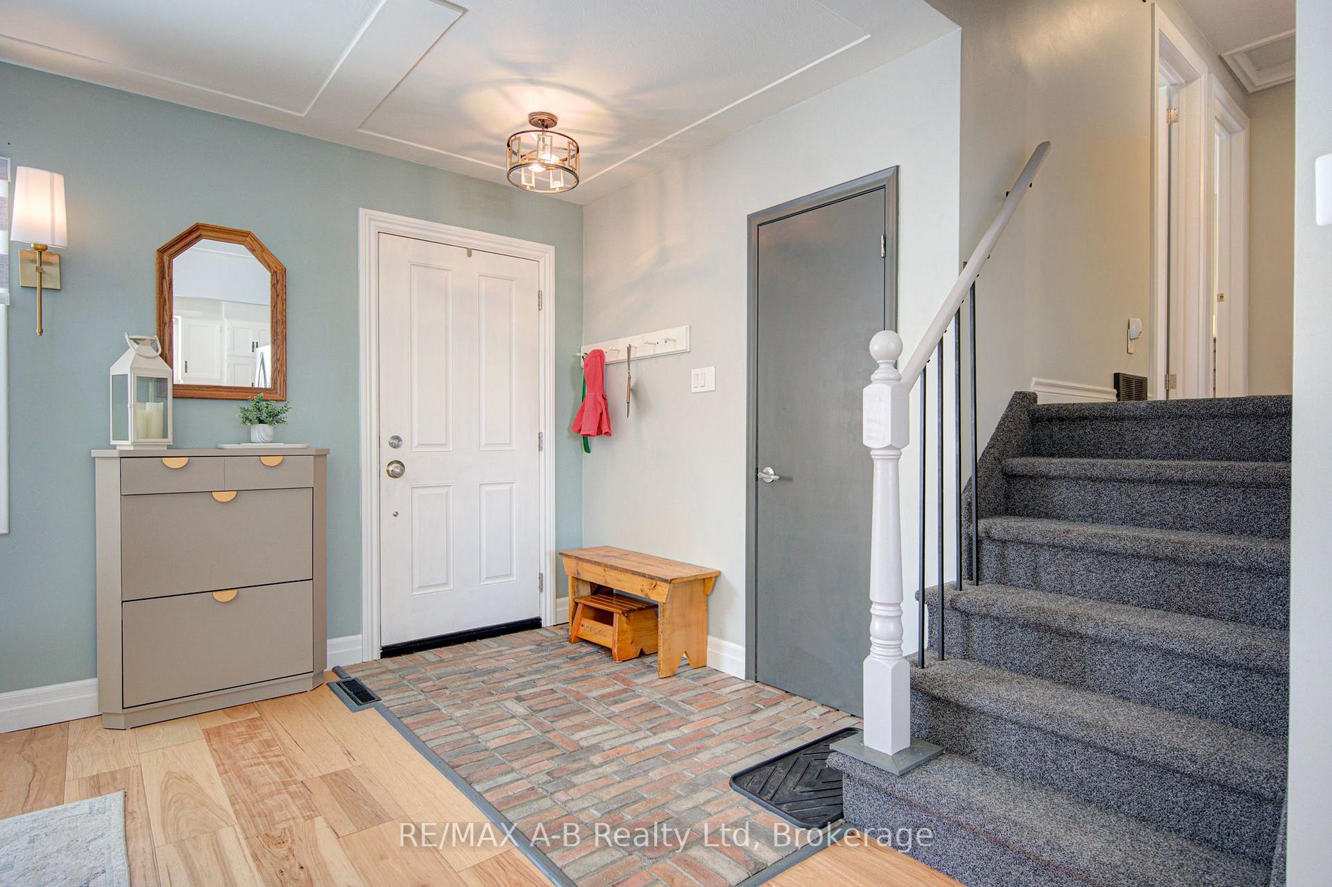 Photo 5 of 19 Linton Place, Kitchener, Stanley Park — HOMEH