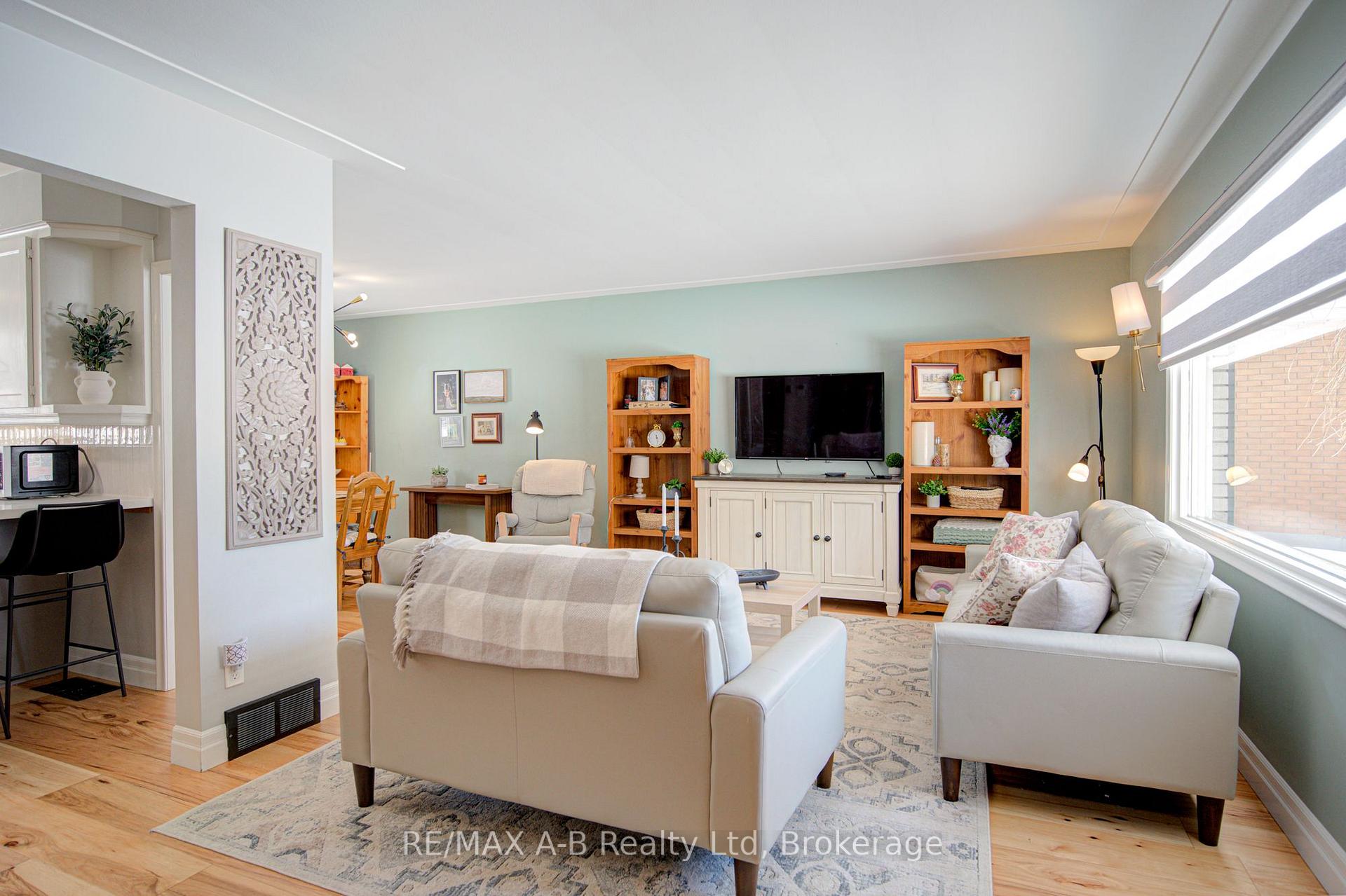Photo 7 of 19 Linton Place, Kitchener, Stanley Park — HOMEH