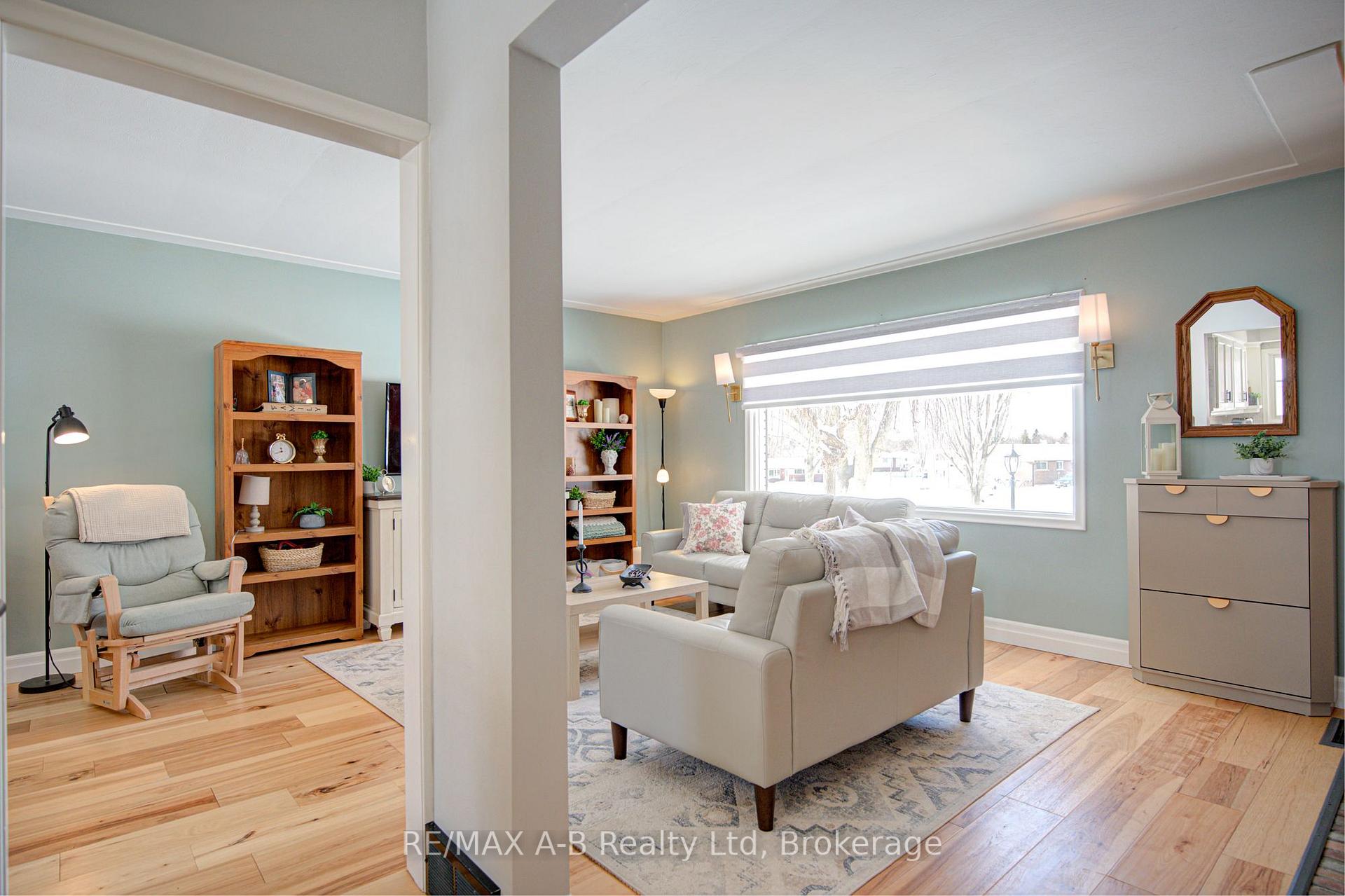 Photo 8 of 19 Linton Place, Kitchener, Stanley Park — HOMEH