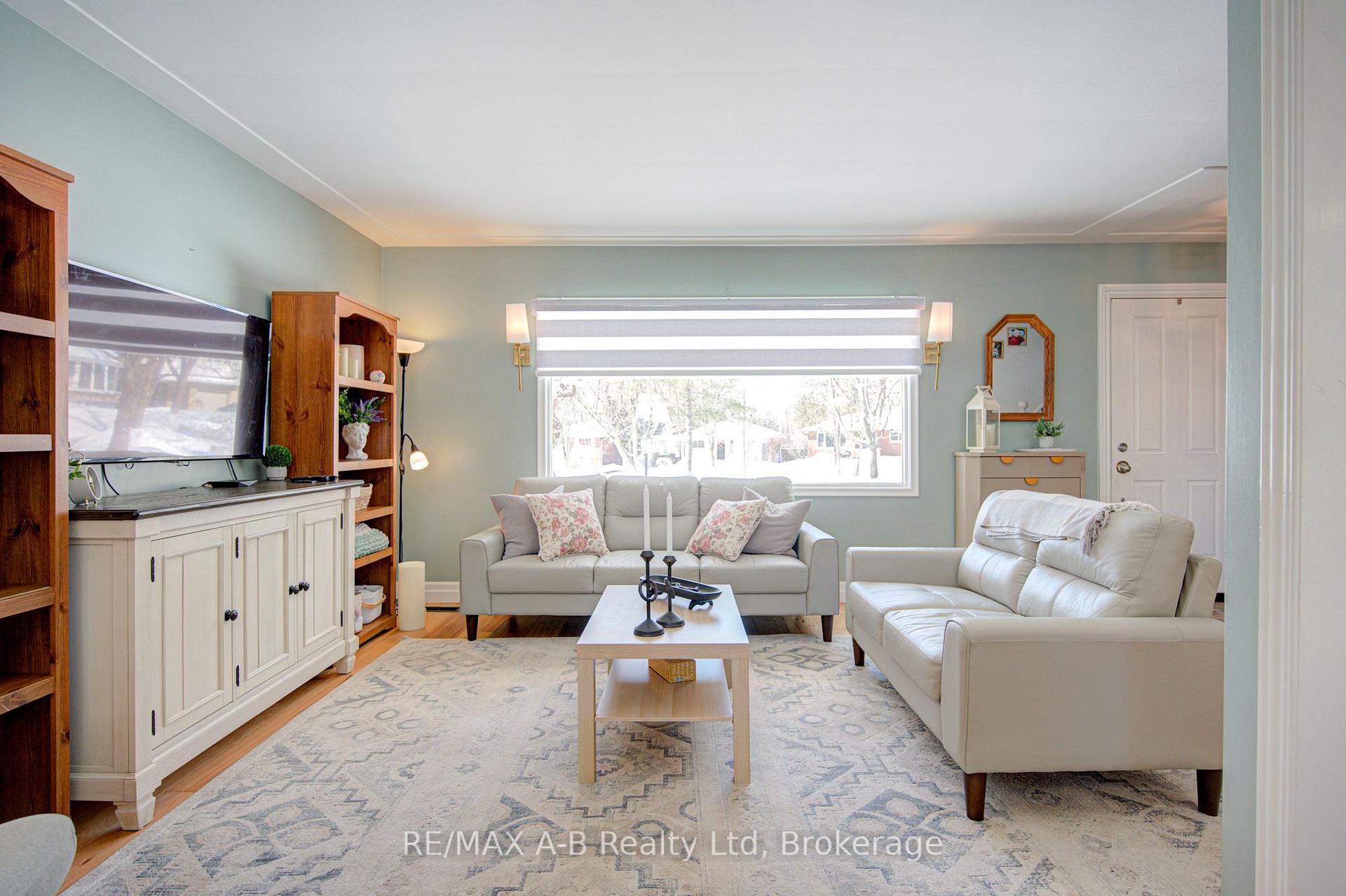 Photo 9 of 19 Linton Place, Kitchener, Stanley Park — HOMEH