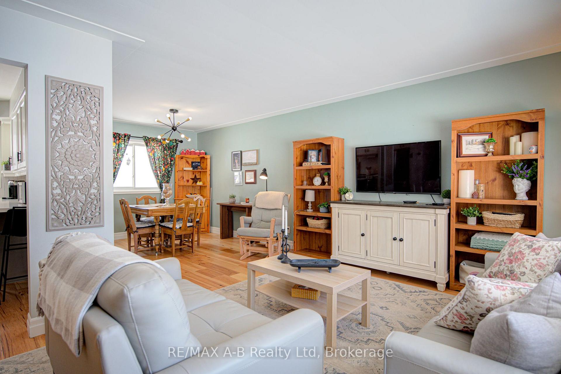 Photo 10 of 19 Linton Place, Kitchener, Stanley Park — HOMEH
