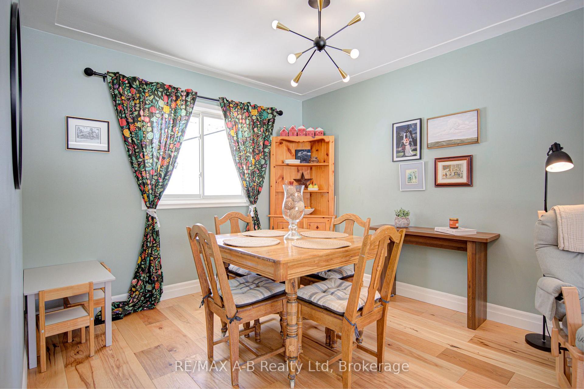 Photo 11 of 19 Linton Place, Kitchener, Stanley Park — HOMEH