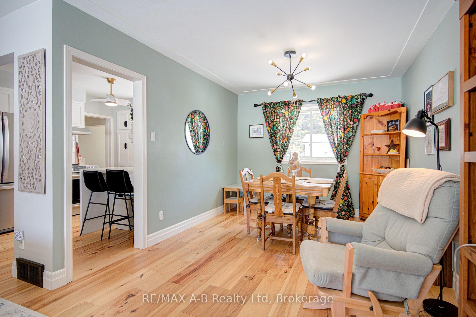Photo 12 of 19 Linton Place, Kitchener, Stanley Park — HOMEH