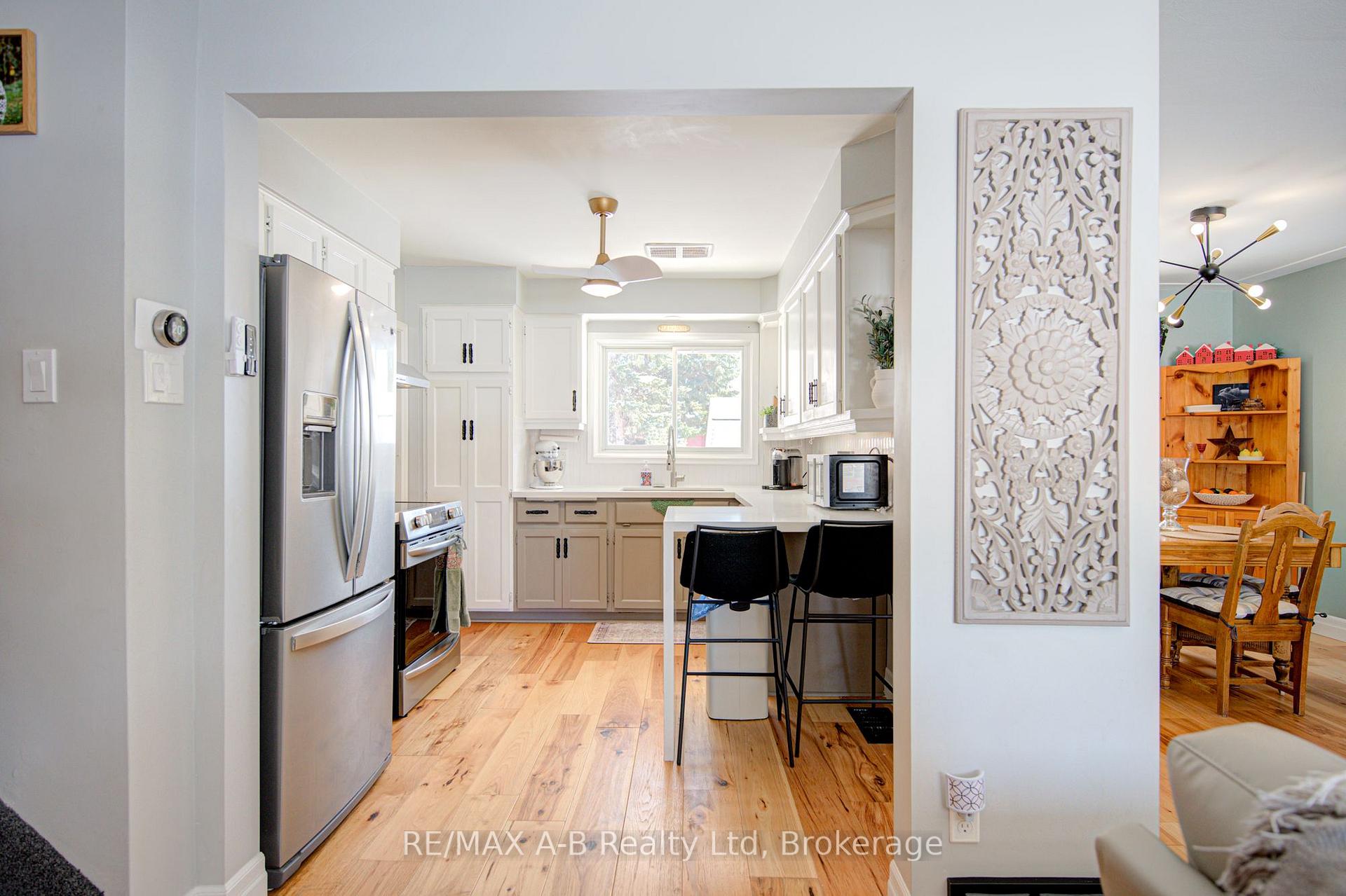 Photo 13 of 19 Linton Place, Kitchener, Stanley Park — HOMEH