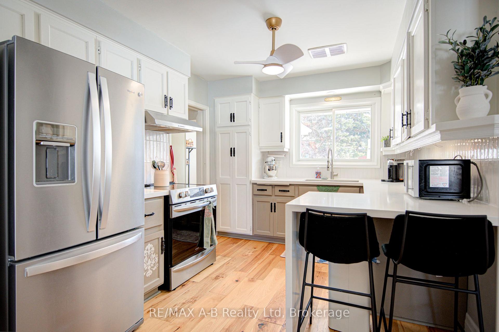 Photo 14 of 19 Linton Place, Kitchener, Stanley Park — HOMEH