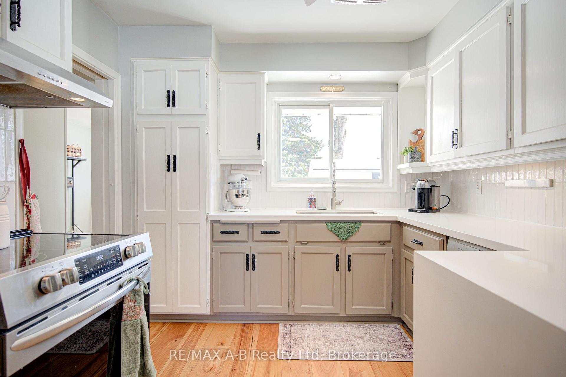Photo 15 of 19 Linton Place, Kitchener, Stanley Park — HOMEH