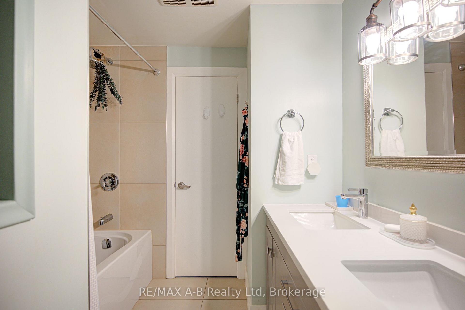 Photo 18 of 19 Linton Place, Kitchener, Stanley Park — HOMEH
