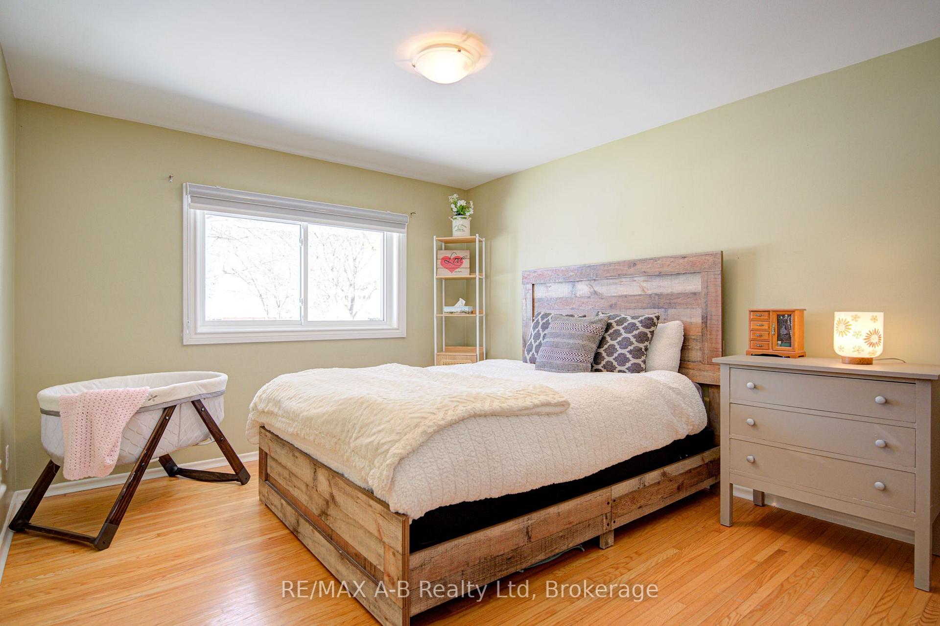 Photo 21 of 19 Linton Place, Kitchener, Stanley Park — HOMEH