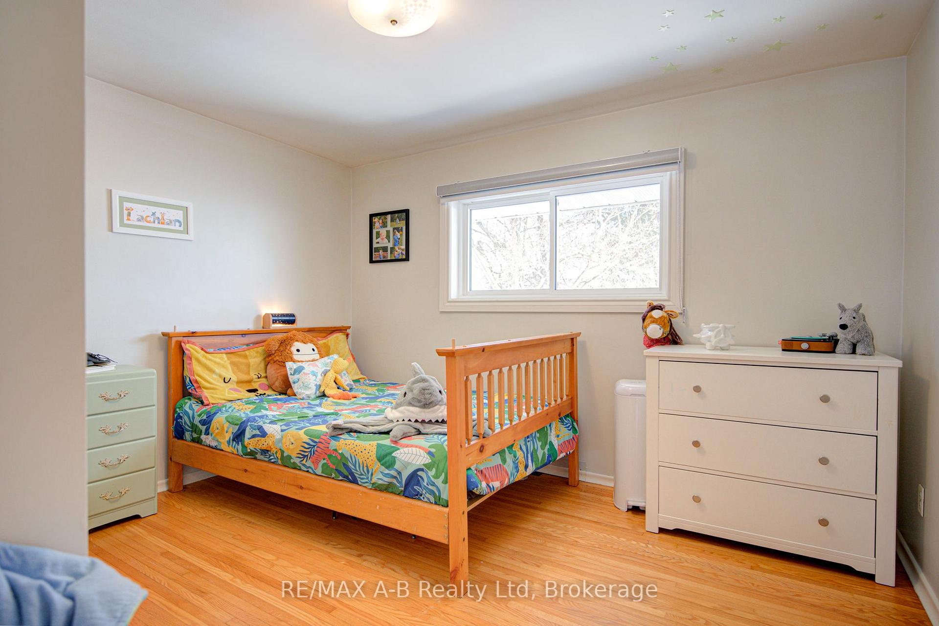 Photo 23 of 19 Linton Place, Kitchener, Stanley Park — HOMEH