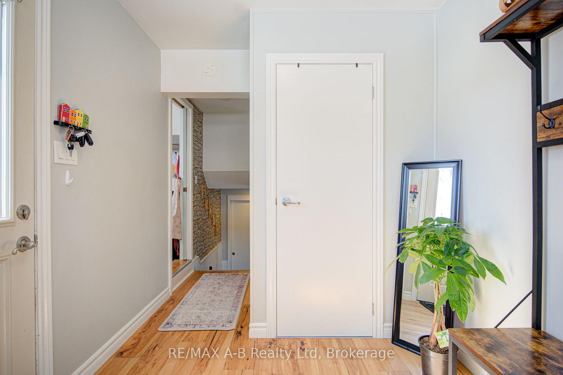 Photo 26 of 19 Linton Place, Kitchener, Stanley Park — HOMEH
