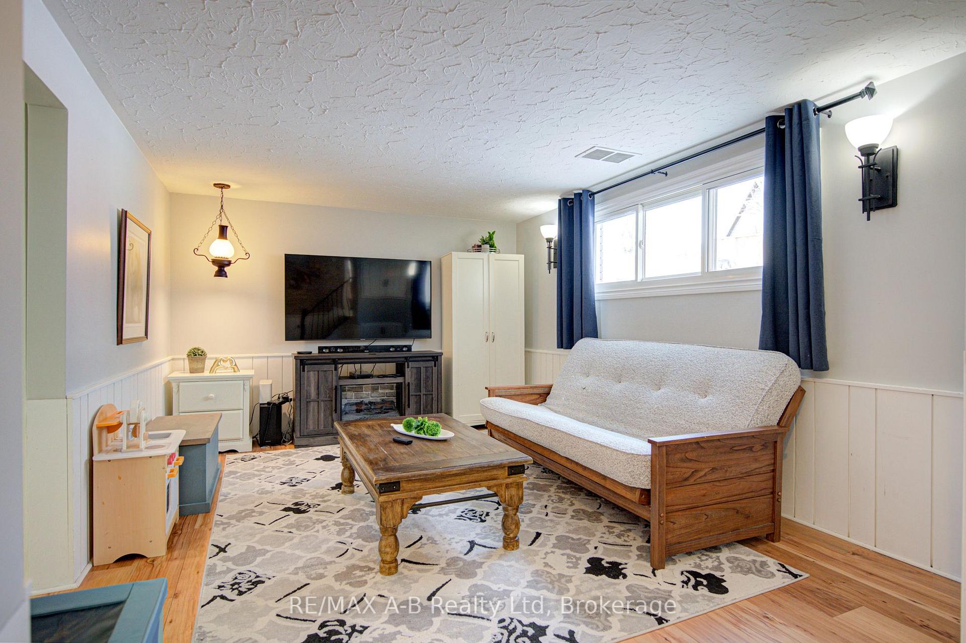 Photo 29 of 19 Linton Place, Kitchener, Stanley Park — HOMEH