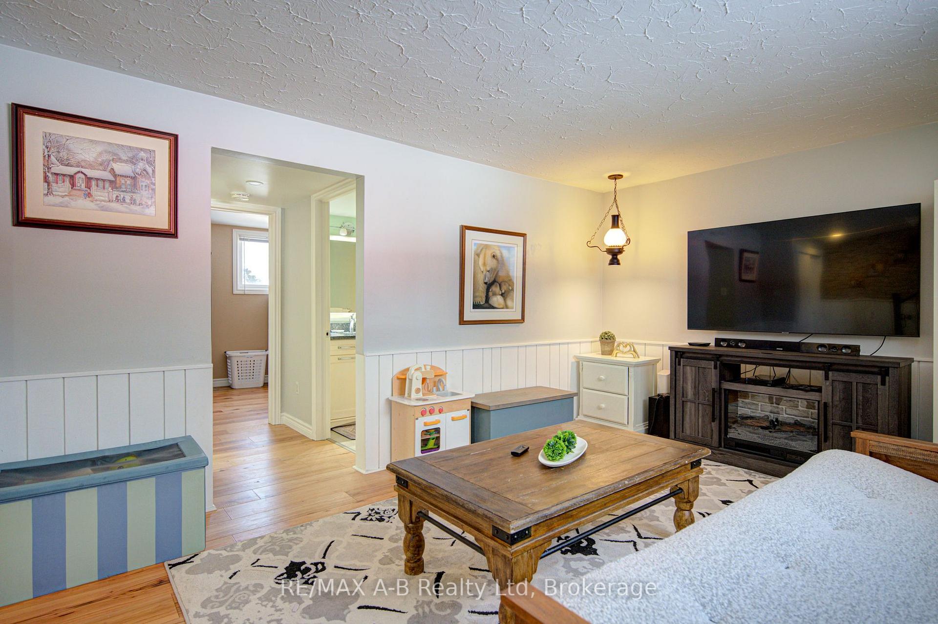 Photo 30 of 19 Linton Place, Kitchener, Stanley Park — HOMEH