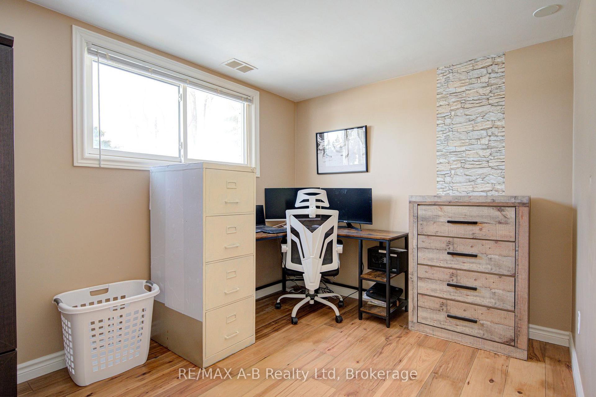 Photo 32 of 19 Linton Place, Kitchener, Stanley Park — HOMEH