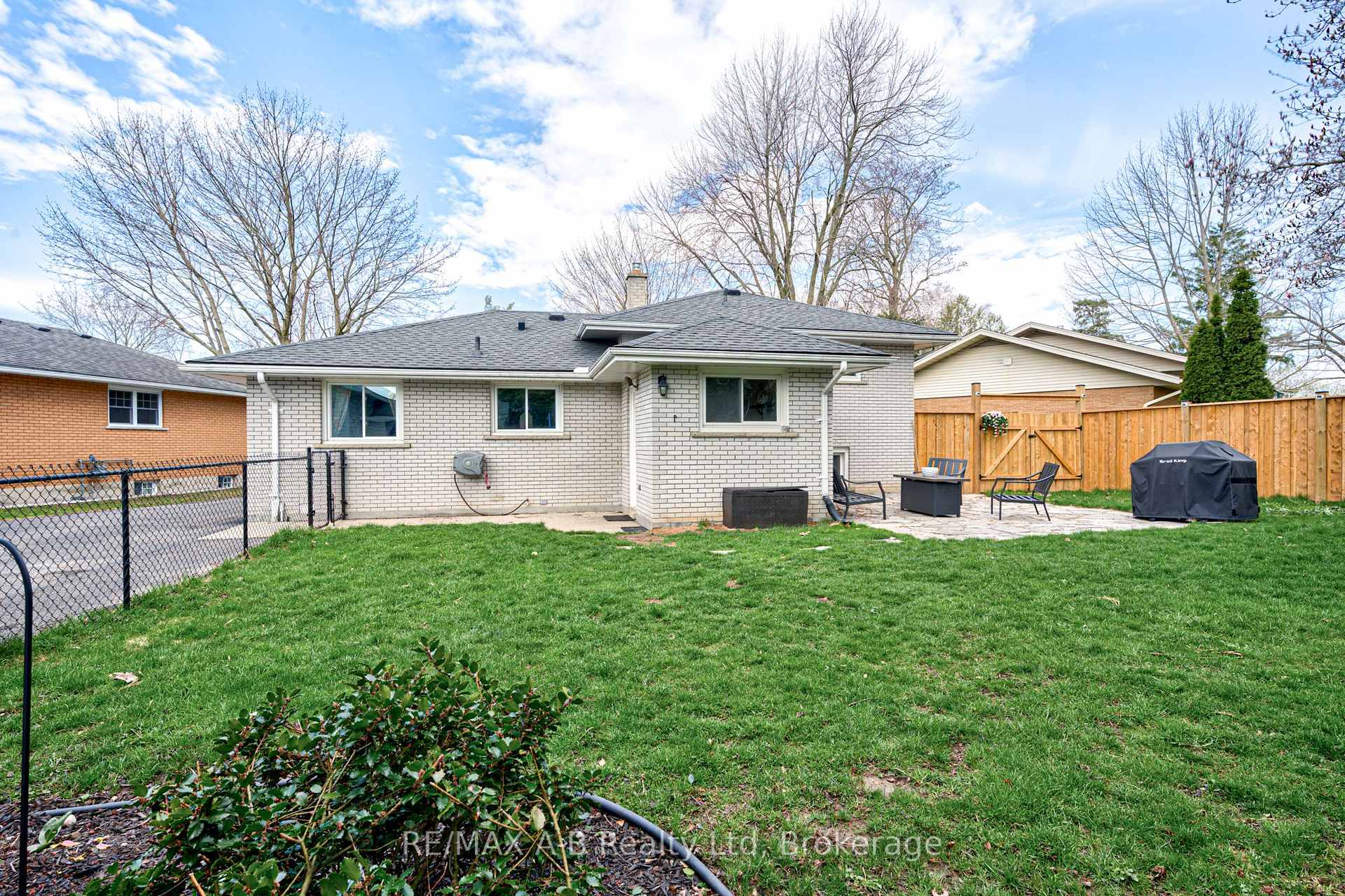 Photo 36 of 19 Linton Place, Kitchener, Stanley Park — HOMEH