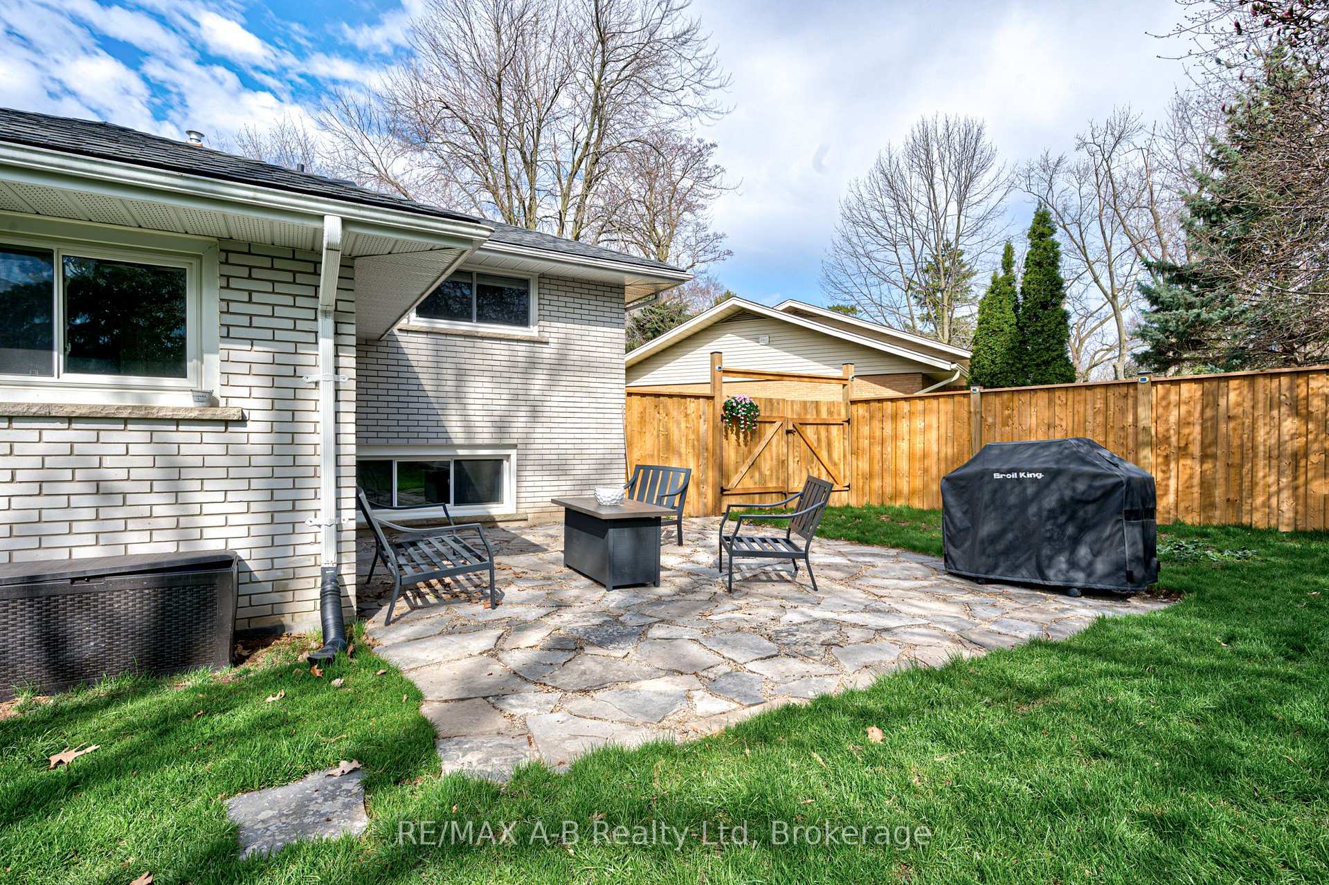 Photo 37 of 19 Linton Place, Kitchener, Stanley Park — HOMEH
