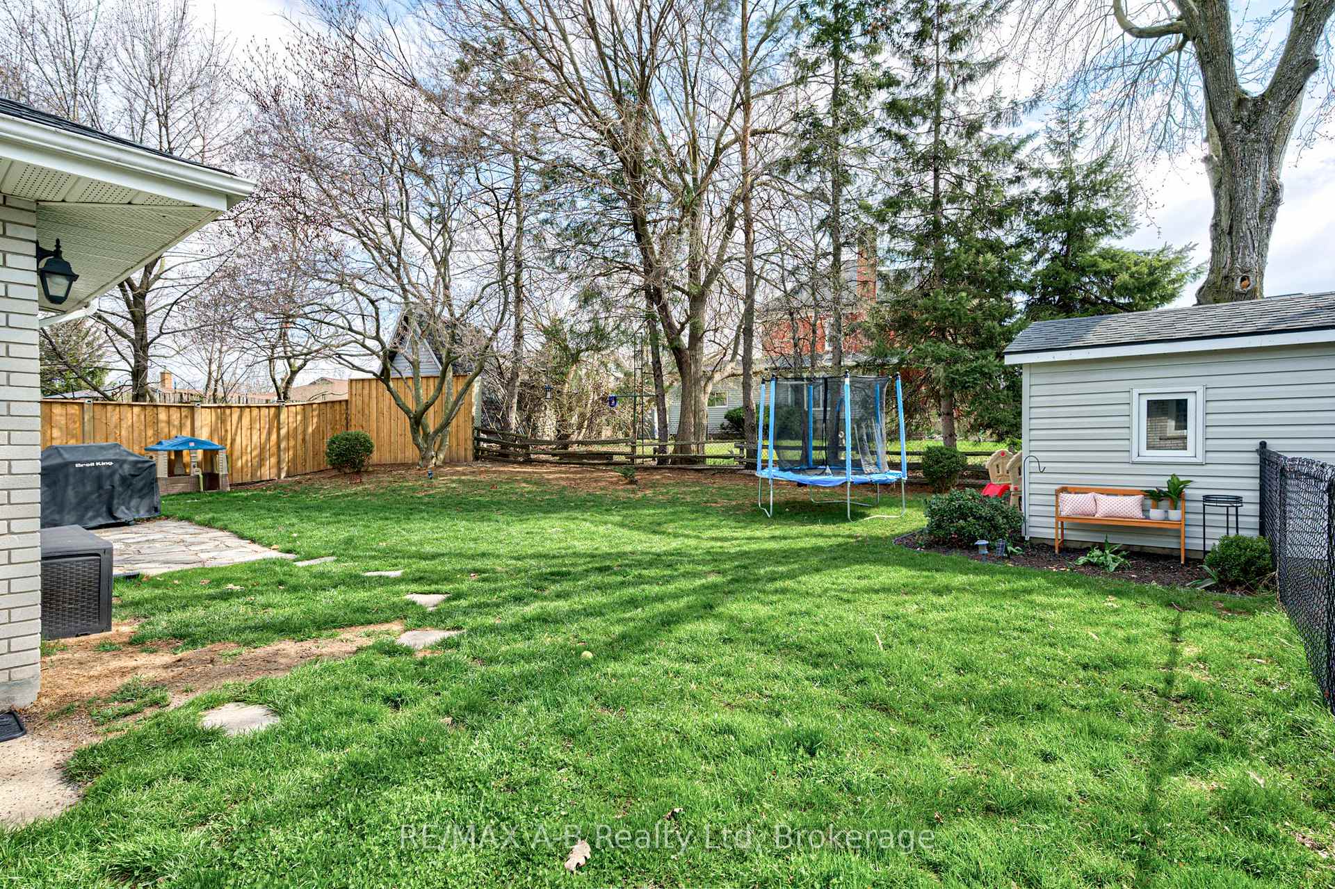 Photo 38 of 19 Linton Place, Kitchener, Stanley Park — HOMEH