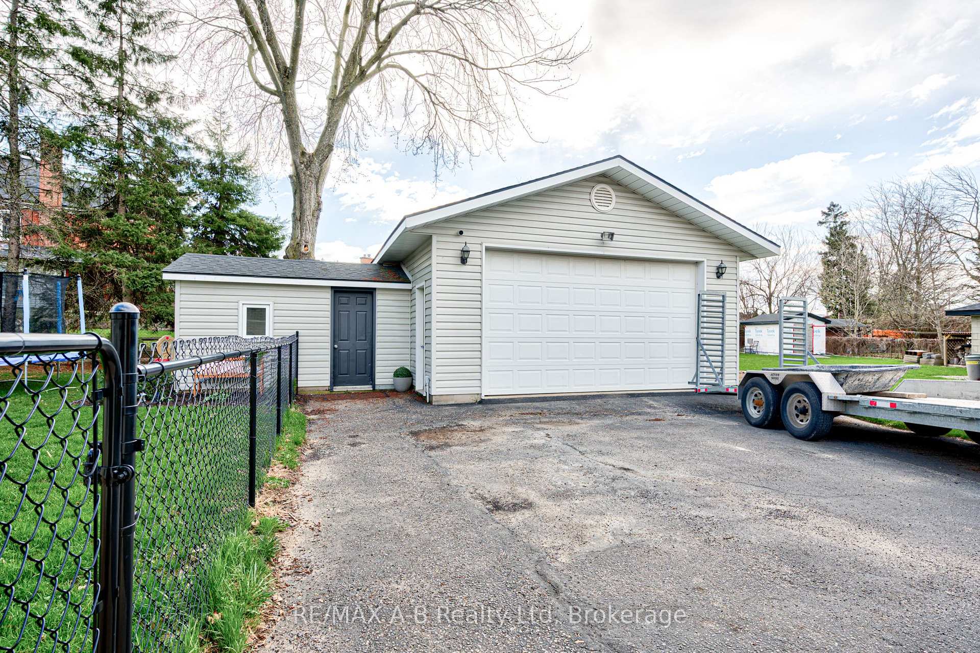 Photo 39 of 19 Linton Place, Kitchener, Stanley Park — HOMEH