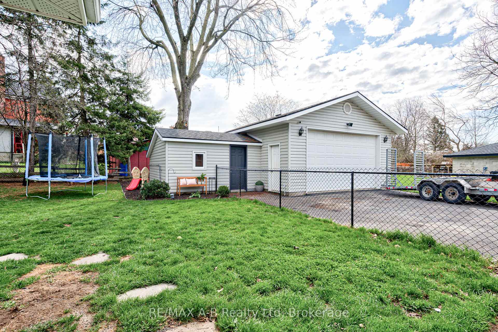 Photo 40 of 19 Linton Place, Kitchener, Stanley Park — HOMEH