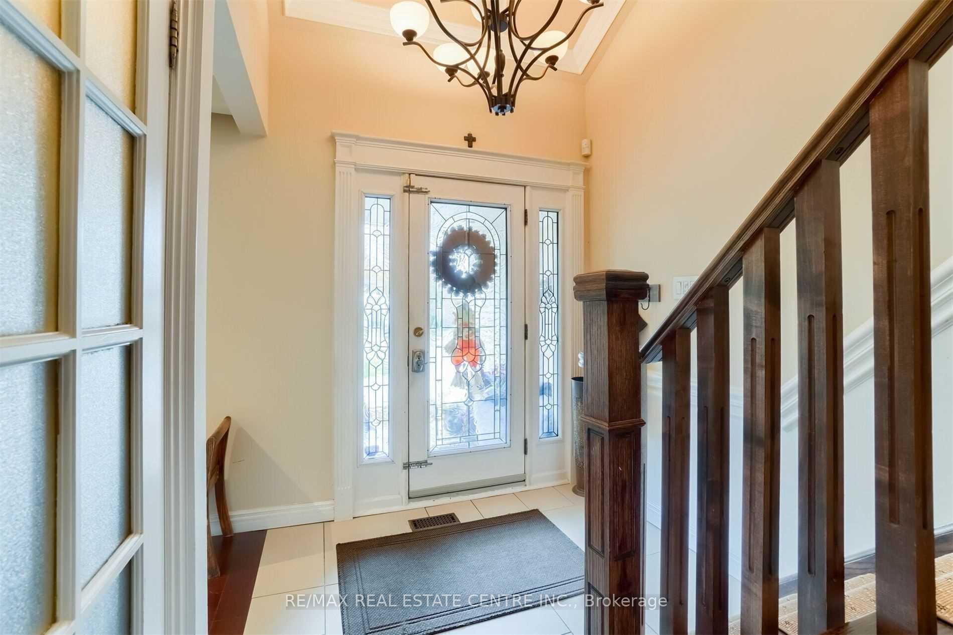 Photo 2 of 41 Clearside Place, Etobicoke, Markland Wood — HOMEH
