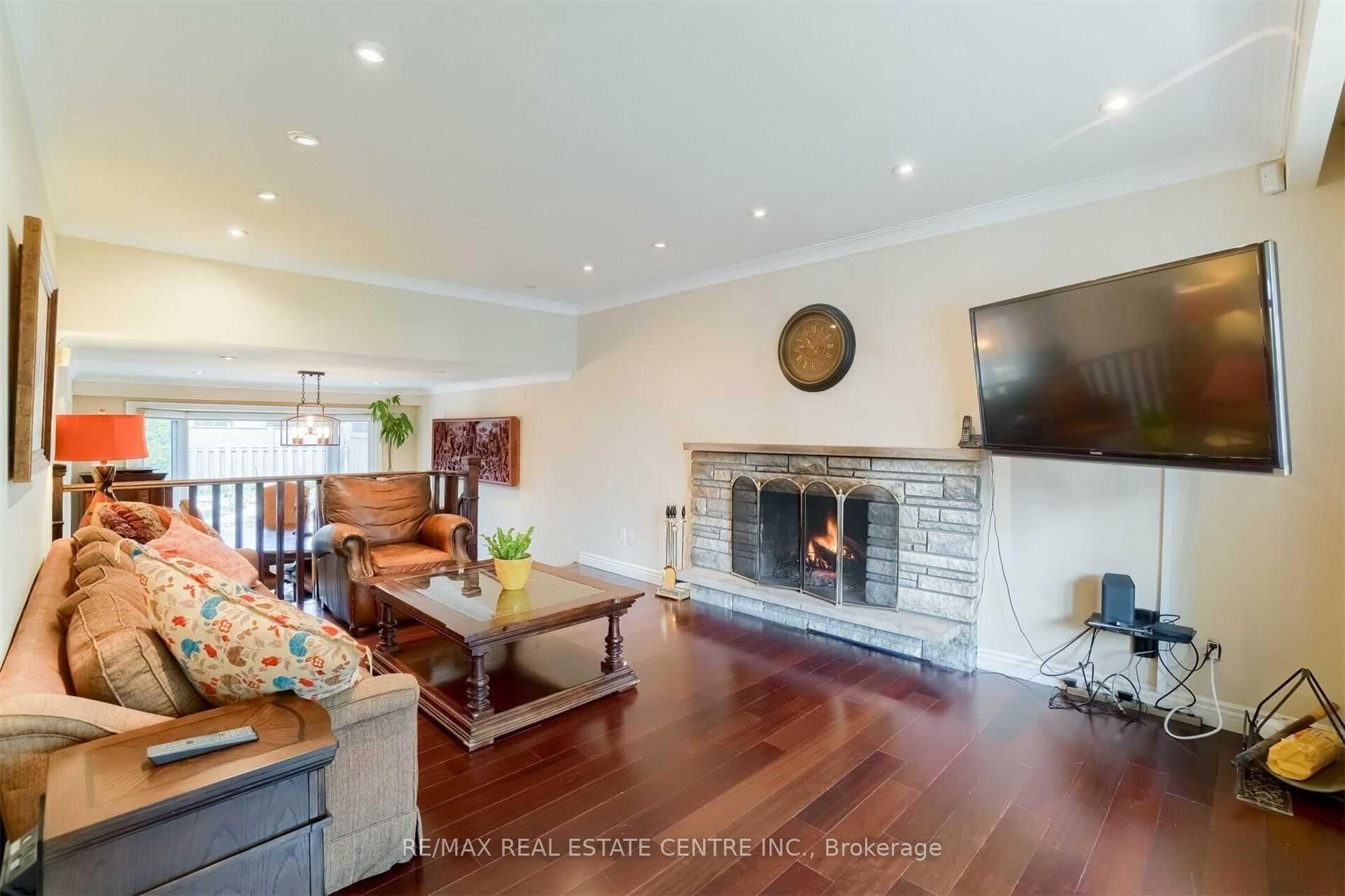 Photo 3 of 41 Clearside Place, Etobicoke, Markland Wood — HOMEH