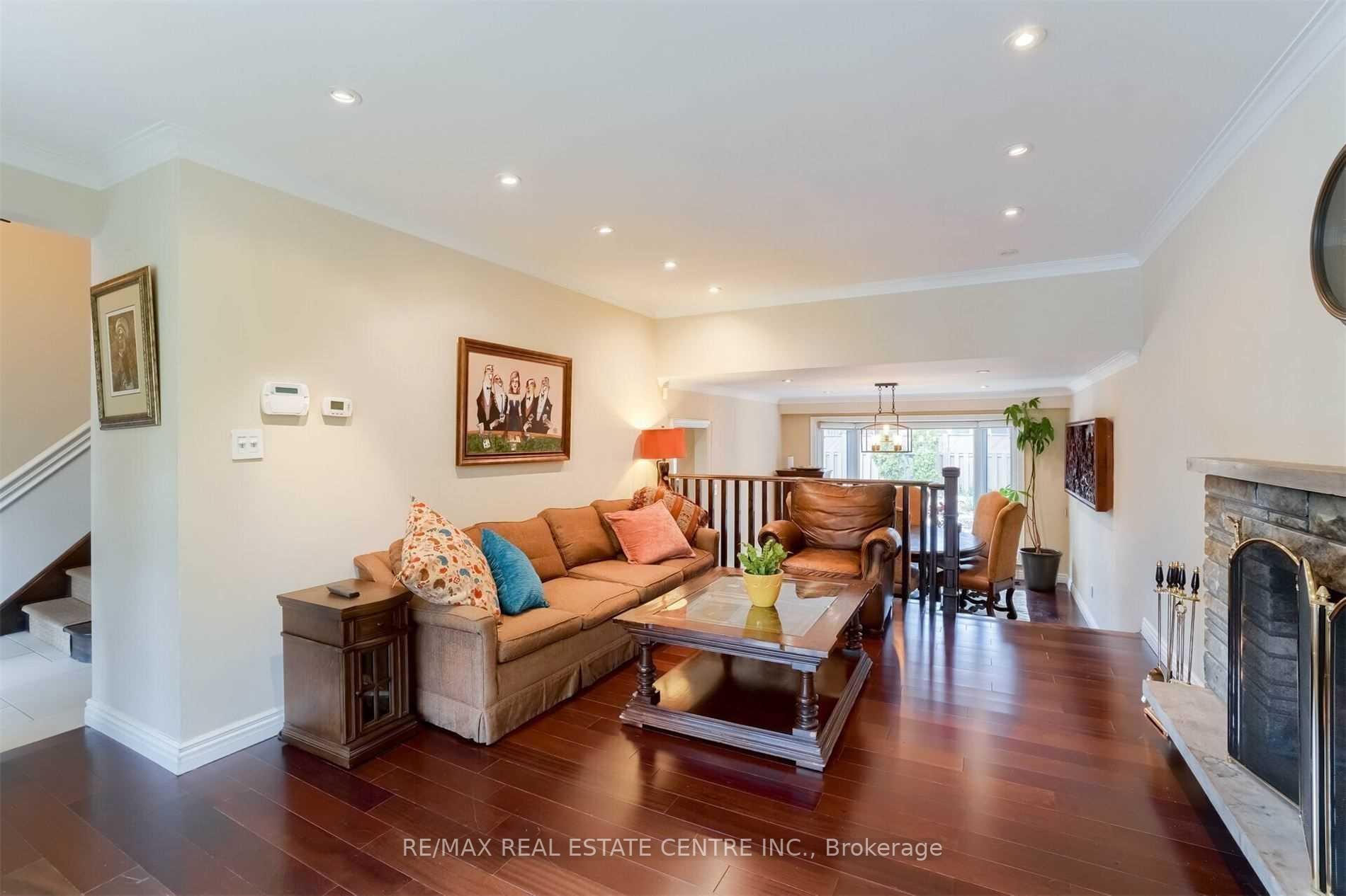 Photo 5 of 41 Clearside Place, Etobicoke, Markland Wood — HOMEH