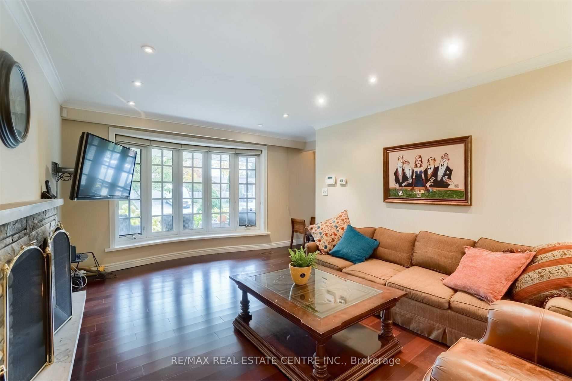 Photo 6 of 41 Clearside Place, Etobicoke, Markland Wood — HOMEH