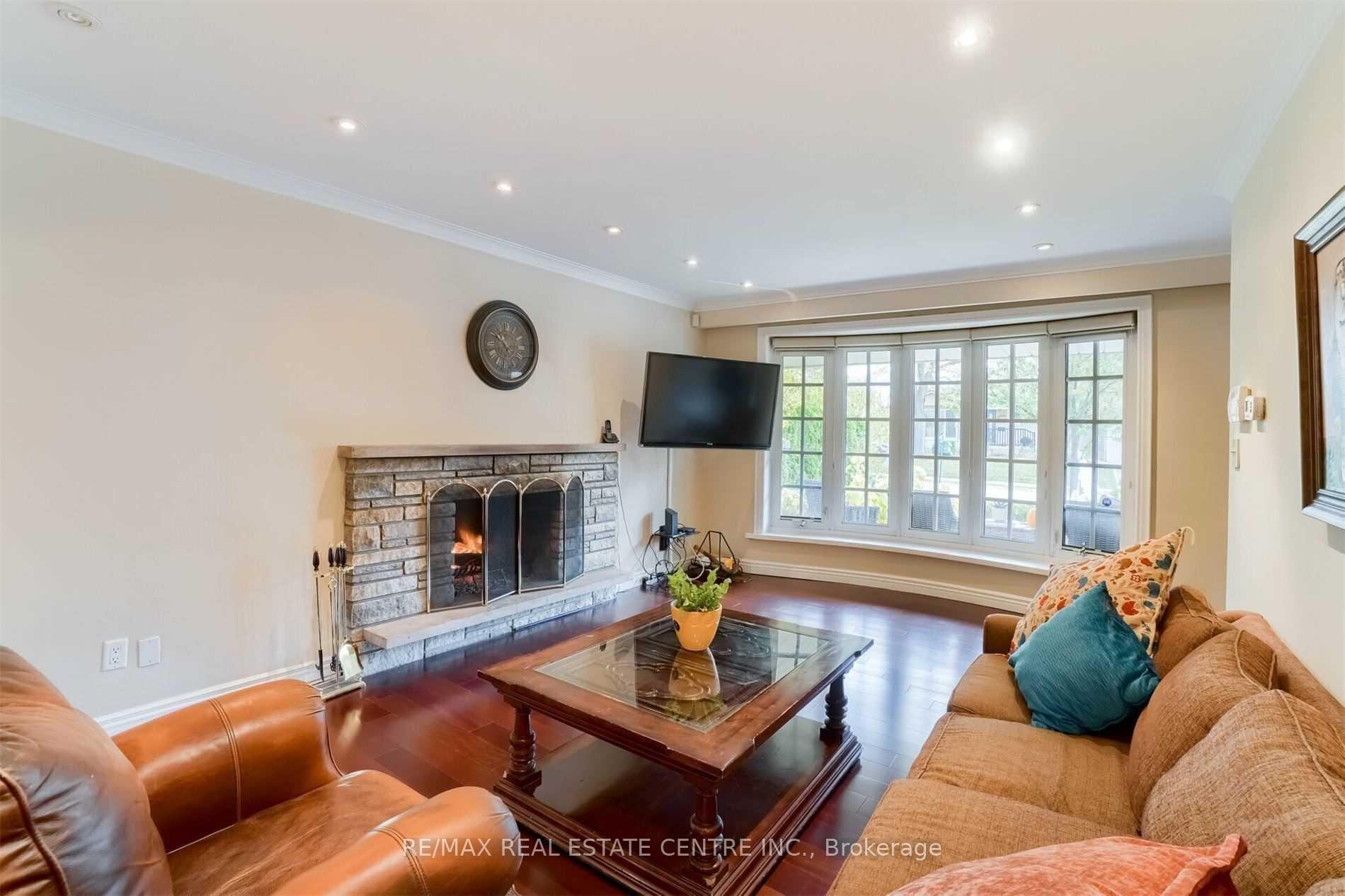 Photo 7 of 41 Clearside Place, Etobicoke, Markland Wood — HOMEH