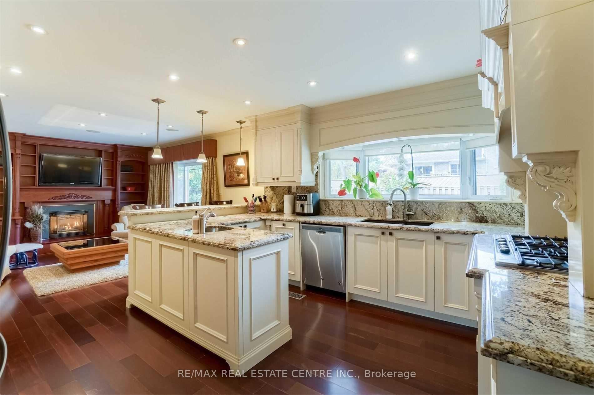Photo 11 of 41 Clearside Place, Etobicoke, Markland Wood — HOMEH