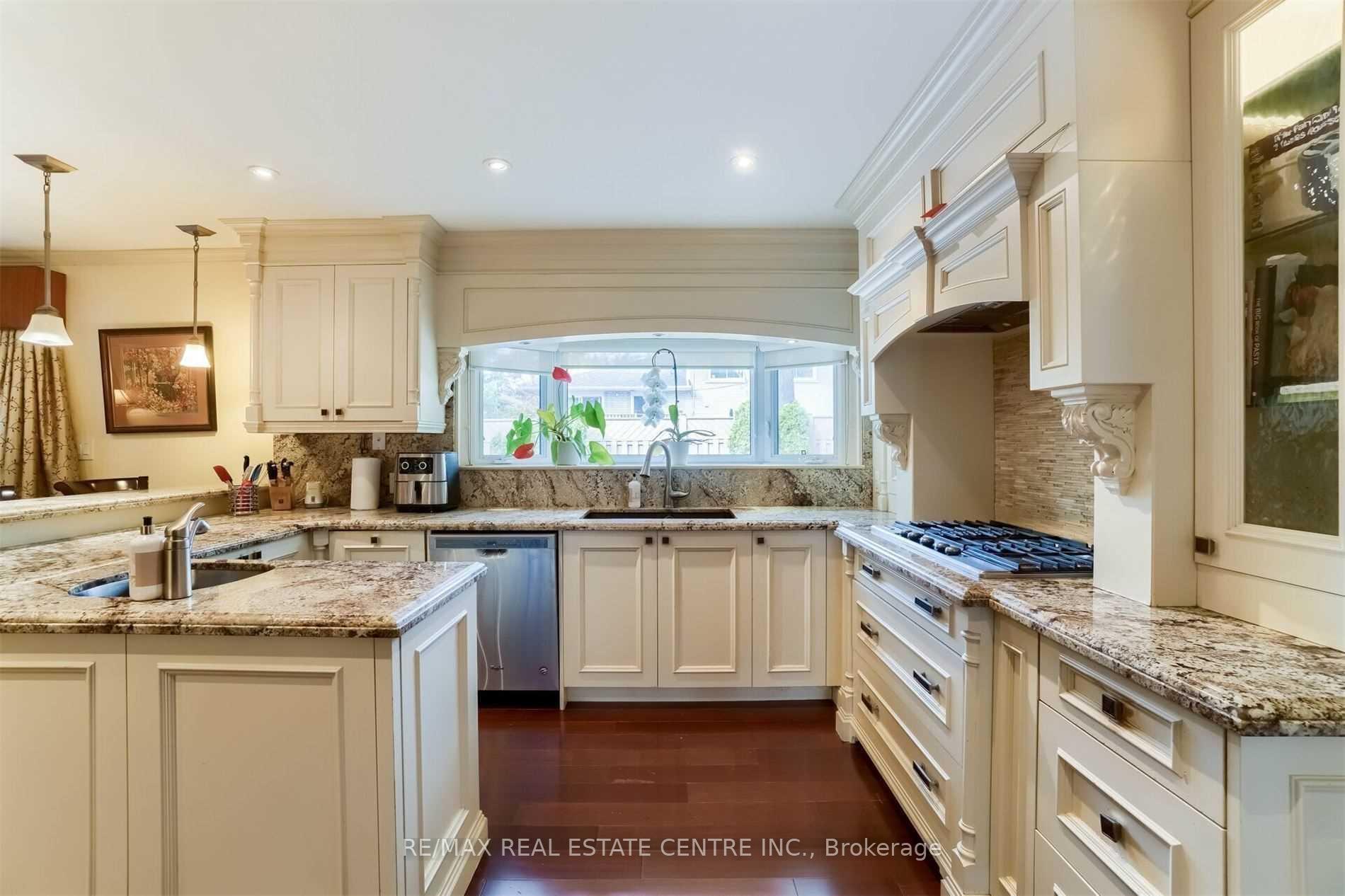 Photo 13 of 41 Clearside Place, Etobicoke, Markland Wood — HOMEH