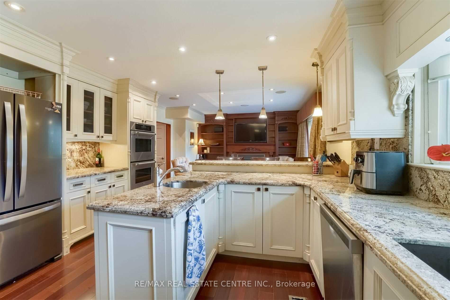 Photo 14 of 41 Clearside Place, Etobicoke, Markland Wood — HOMEH